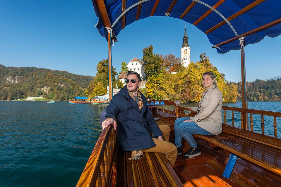 Una barca di legno pletna sul lago Bled Jost Gantar