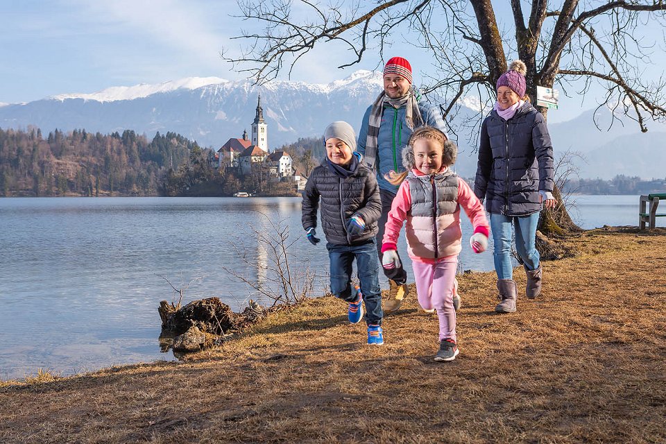 Famiglia in visita a Bled in inverno