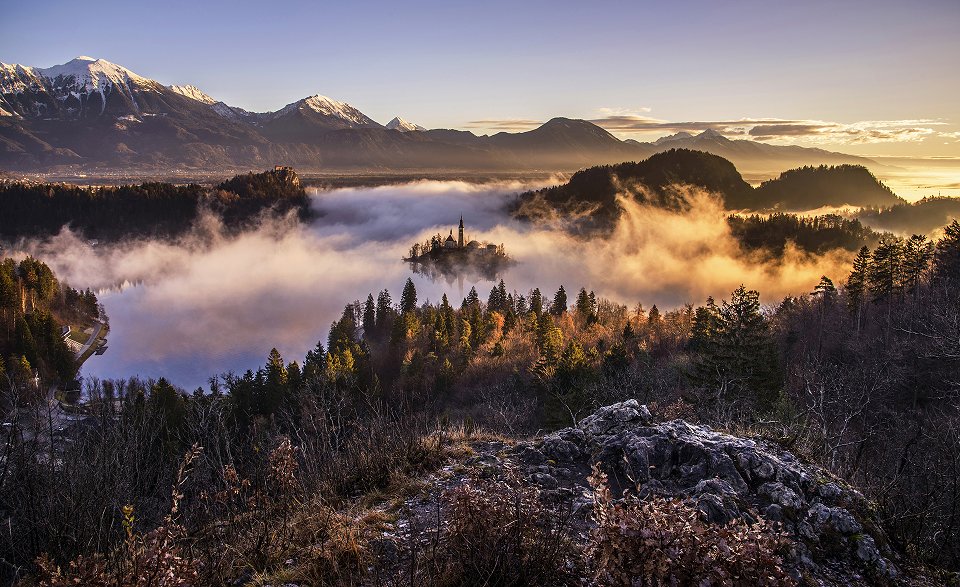 Színes és ködös reggel Bled Ales Krivec