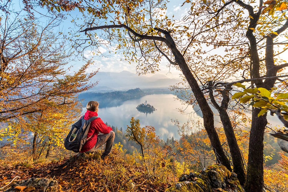 Jesenski pogled na Blejsko Jezero z Male Osojnice