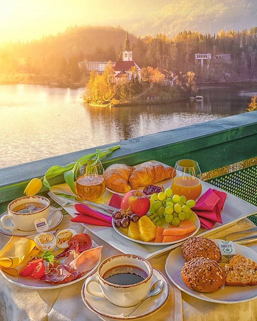 Frühstück auf einer Hotelterrasse Triglav mit Blick auf den See Bled Imre Krenn