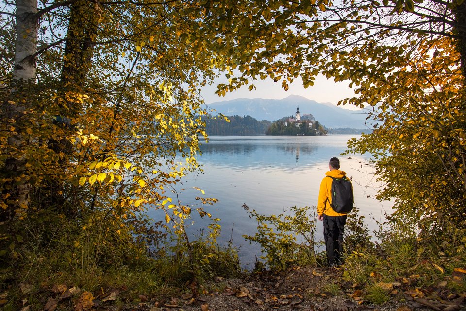 Pogled na otok jezera Bled Jeseni 