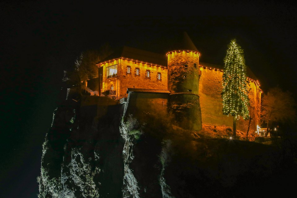 L'accensione delle luci Al Castello Bled