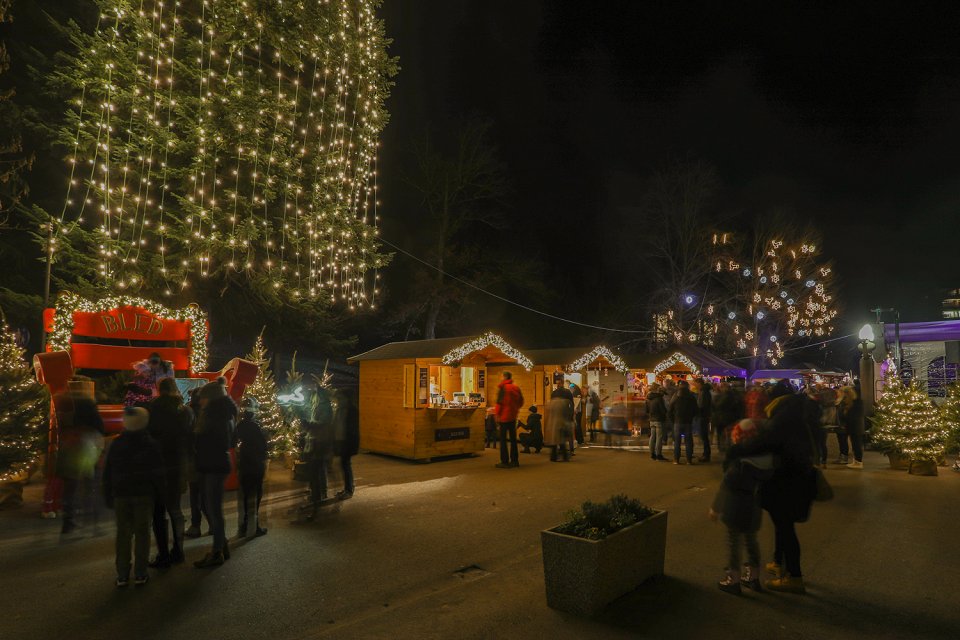 Luci di illuminazione nel villaggio di Natale a Bled Miro Zalokar