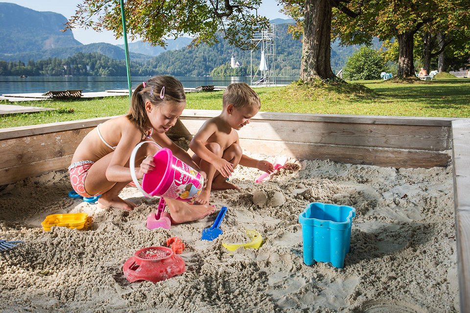 vár strand Bled Gyerekek a homokozóban